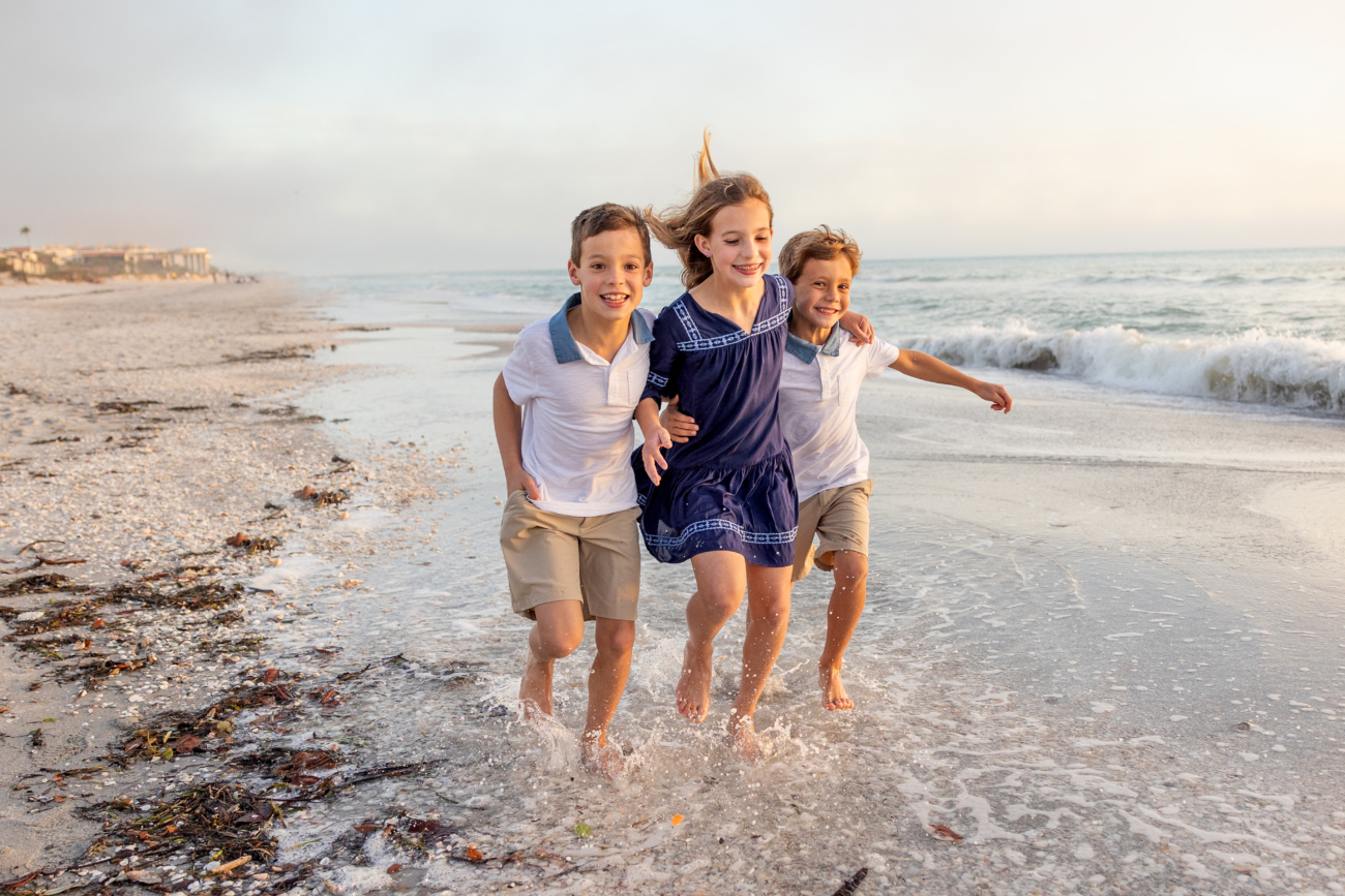 sarasota family photographer kids running