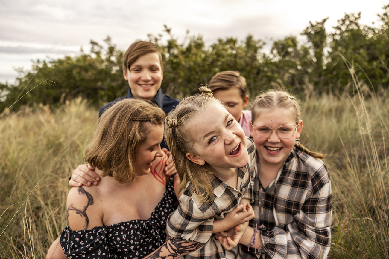 sarasota family photographer siblings laughing